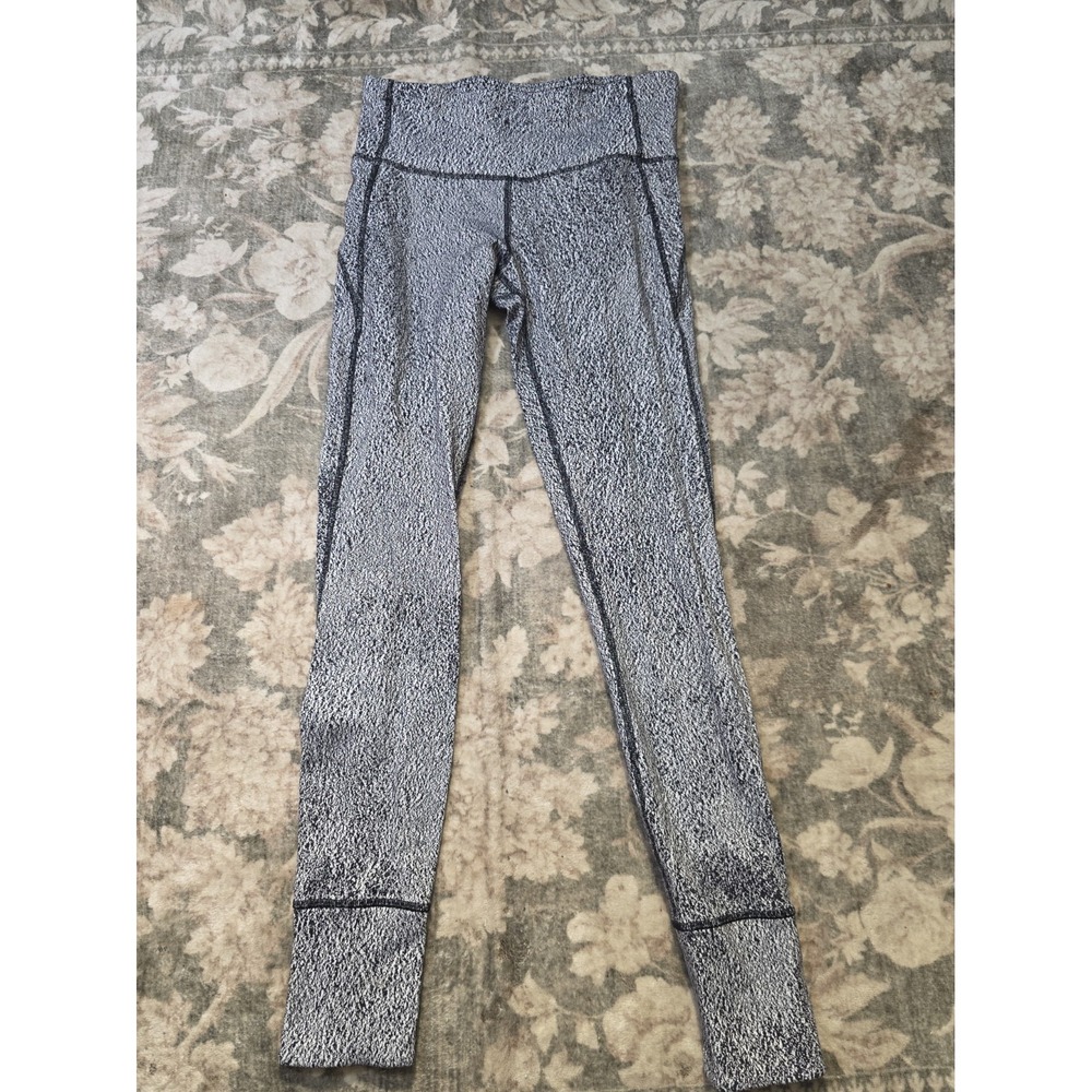 Lululemon Leggings in Spray Jacquard White Black Size 6